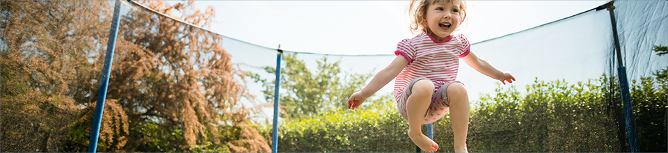 Une fille sur un trampoline